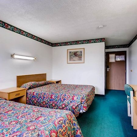 Motel 9 Fort Collins Exterior photo