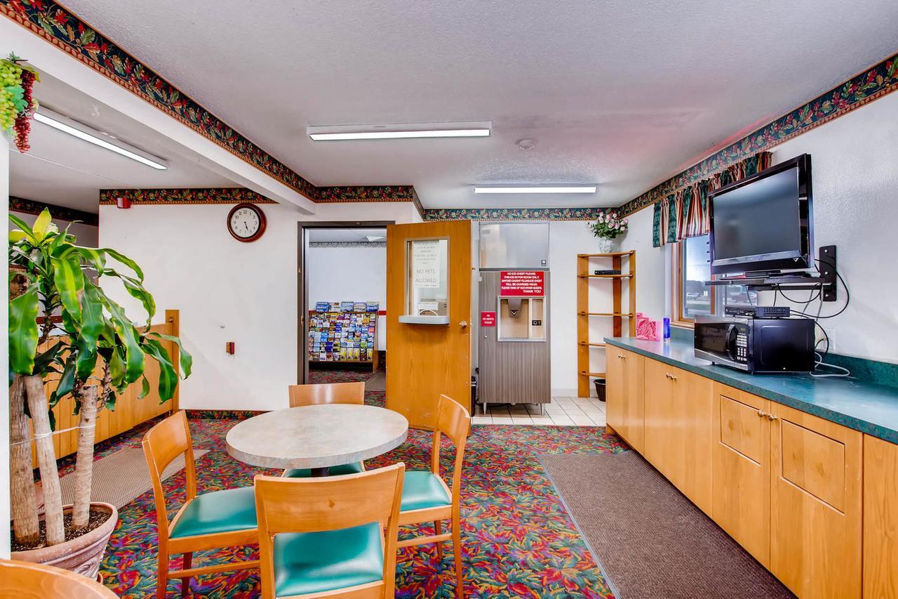 Motel 9 Fort Collins Exterior photo