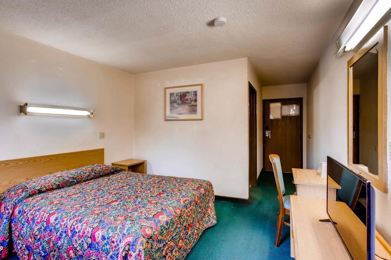 Motel 9 Fort Collins Exterior photo