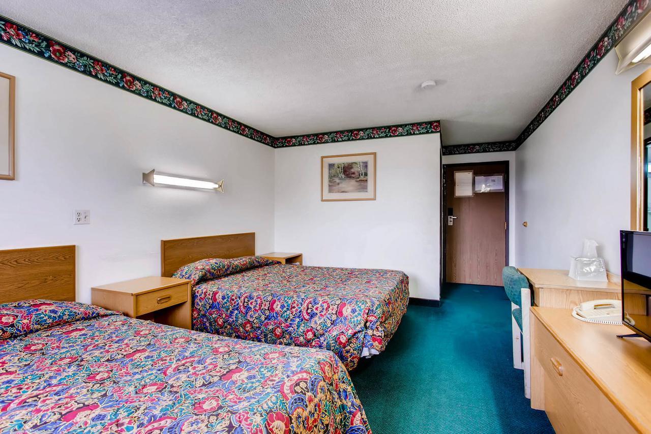Motel 9 Fort Collins Exterior photo