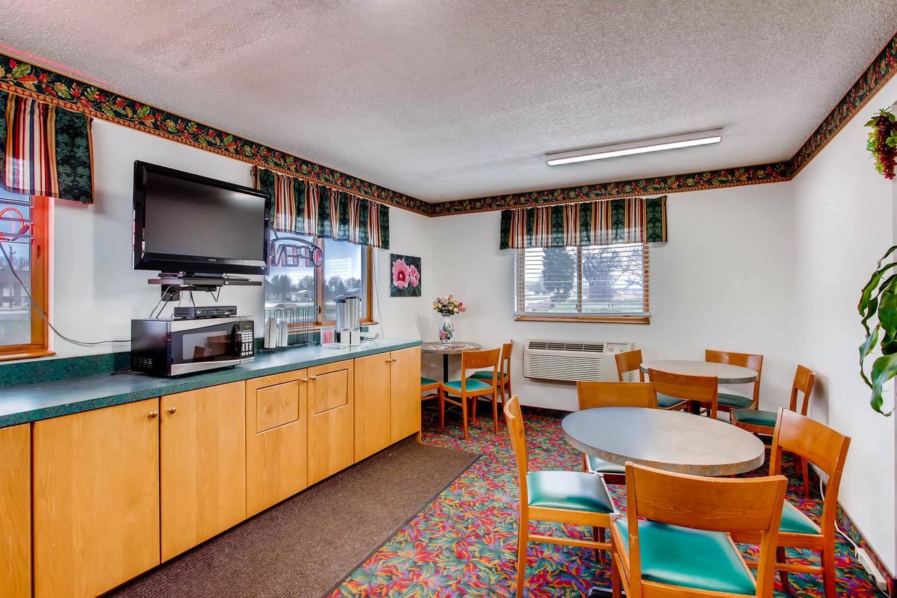 Motel 9 Fort Collins Exterior photo